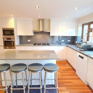 https://luxury-london-house-sleeps-x-16-free-parking-free-wifi.cambridgehotelsuk.com